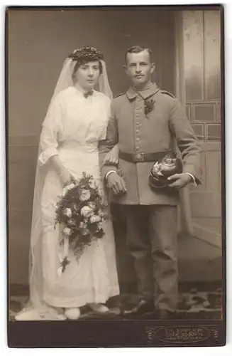 Fotografie Th. Eppler, Dresden, Portrait junger Soldat in Feldgrau Uniform mit Pickelhaube nebst Braut Kreigshochzeit