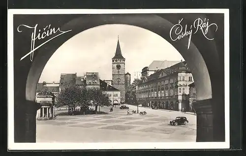 AK Jitschin / Gitschin / Jicin, Teilansicht Platz mit Kirche