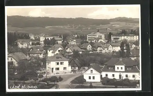 AK Lazne Belohrad, Blick auf den Ort mit Feldern