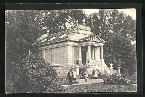 AK Lazne Belohrad, Blick auf Museum mit Besuchern