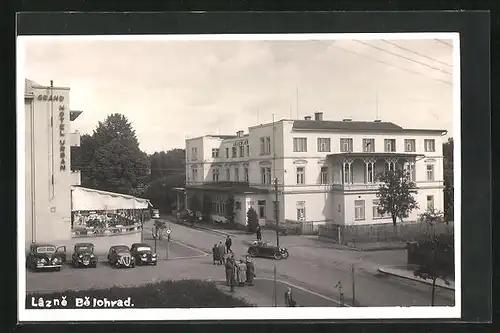 AK Lazne Belohrad, Strassenpartie mit Grand Hotel