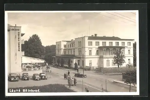 AK Lazne Belohrad, Strassenkreuzung mit Hotel