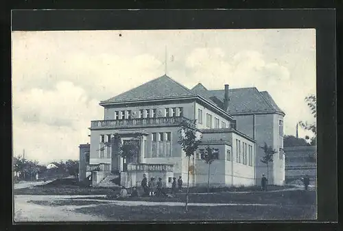 AK Horice, Blick auf Gebäude mit Menschen, Sokolovna