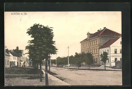 AK Krcin n. M., Strassenpartie mit grossem Gebäude