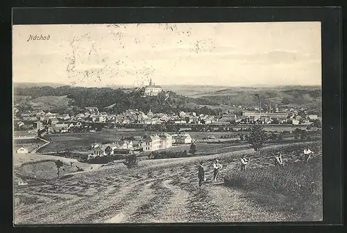 AK Nachod, Stadt und Schloss vom Feld aus gesehen