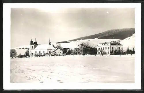 AK Destné, Verschneiter Ort mit Kirche