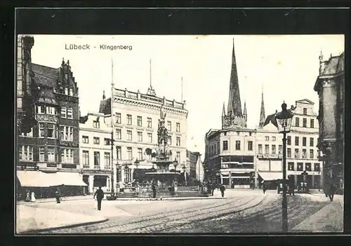 AK Lübeck, Strasse am Klingenberg mit Brunnen