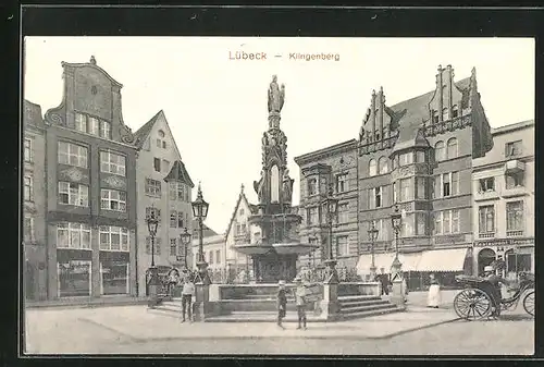 AK Lübeck, Strasse am Klingenberg mit Brunnen