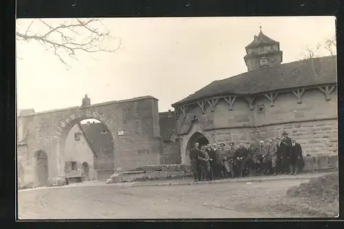 Foto-AK Rothenburg /Tauber, Gruppenfoto am Stadttor