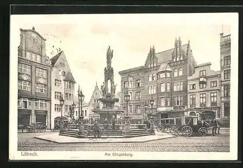 AK Lübeck, Strasse am Klingenberg mit Geschäften und Brunnen