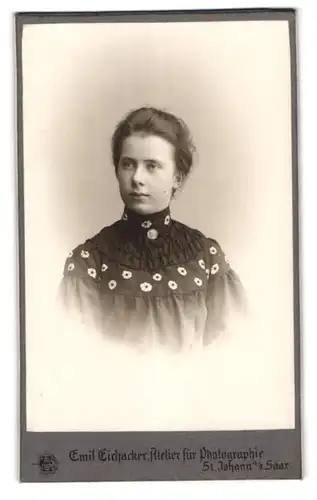 Fotografie Emil Eichacker, St. Johann / Saar, Victoriastr. 4, Portrait junge Dame mit Brosche