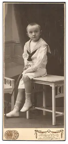 Fotografie Richard Opitz, Potsdam, Brandenburger0str. 7, Knabe mit Reif im Matrosenanzug