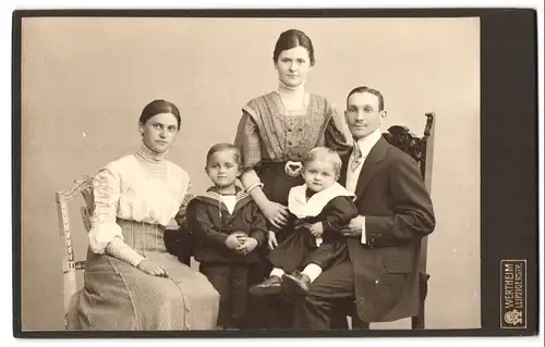 Fotografie Atelier Wertheim, Berlin, Leipzigerstrasse, Familien-Portrait, Eltern mit Knaben im Matrosenanzug