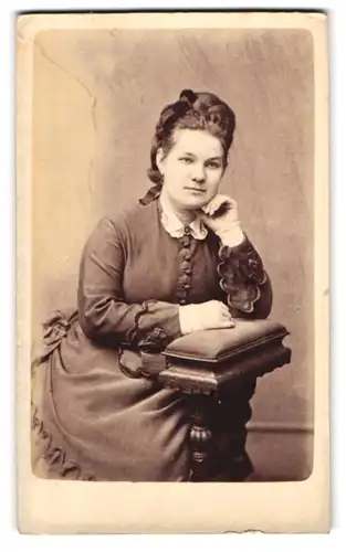 Fotografie L. Haase & Comp., Berlin, Portrait hünsche junge Dame im Biedermeierkleid mit Hochgesteckten Haaren