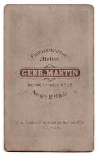 Fotografie Gebr. Martin, Augsburg, Portrait Dame im Biedermeierkleid sitzten im Atelier