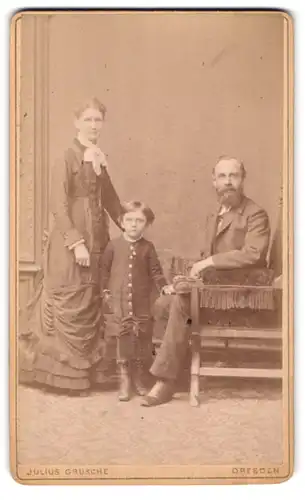 Fotografie Julius Grusche, Dresden, Portrait Mutter Vater und Sohn in Biedermeierkleidern im Atelier
