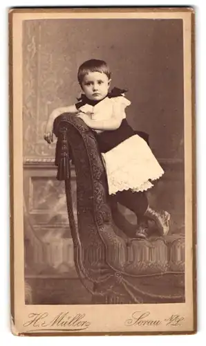 Fotografie H. Müller, Sorau N. L., junges Mädchen im hellen Kleid mit dunker Scherpe