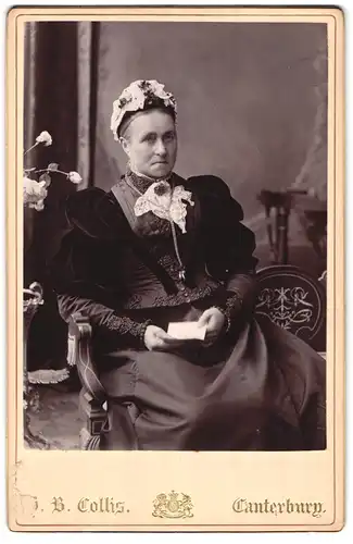 Fotografie H. B. Collis, Canterbury, Portrait ältere Dame im schicken Biedermeierkleid mit Kopfschmuck
