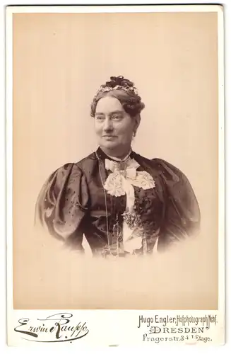 Fotografie Emil Raupp, Dresden, Portrait Dame im Biedermeierkleid mit Puffärmeln und Hochsteckfrisur, 1899