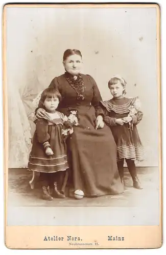 Fotografie Atelier Nora, Mainz, Portrait Grossmutter mit Enkeltöchtern und Puppen im Arm