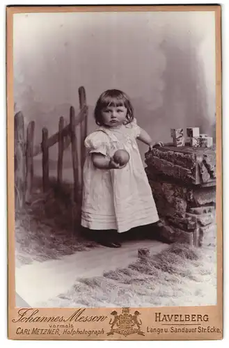 Fotografie Johannes Messow, Havelberg, Portrait süsses Mädchen im Kleidchen mit Würfeln und Ball im Atelier