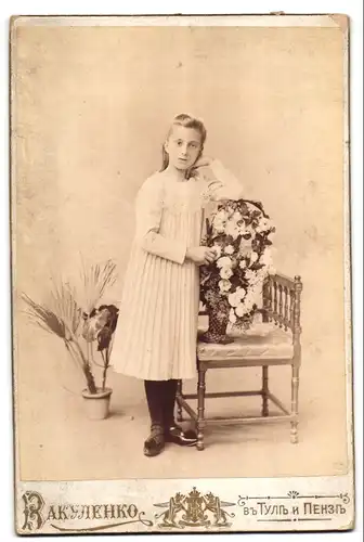 Fotografie Wakulenko, Tula / Russland, Portrait junge Russin im weissen Kleid mit Blumenkorb