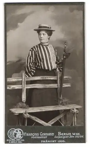 Fotografie Francois Cornand, Berlin, Portrait junge Dame in gestreifter Bluse mit Sommerhut und Schirn in der Hand