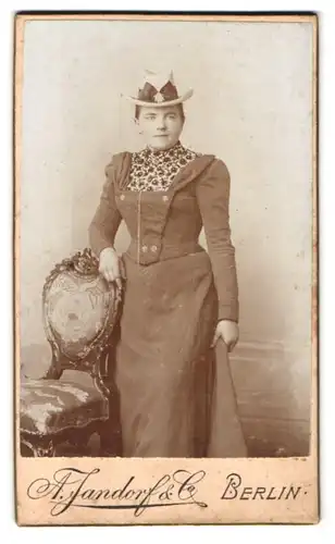 Fotografie A. Jandorf & Co., Berlin, Dame im schlichten Kleid mit Hut und Brosche