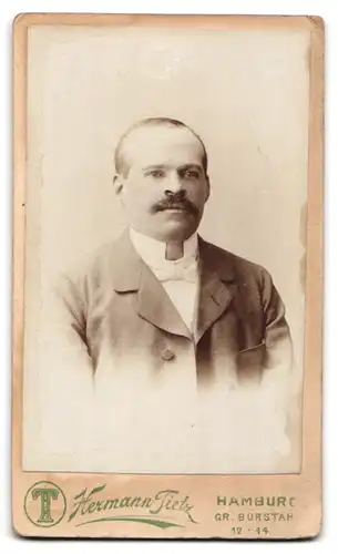 Fotografie Hermann Tietz, Hamburg, Gr. Burstah 12-14, Firmenlogo Tietz, Rückseitig Portrait Herr mit Halbglatze