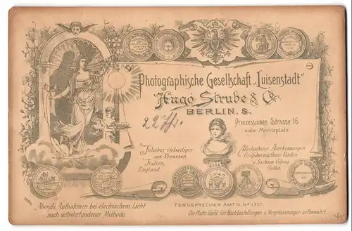 Fotografie Hugo Strube & Co., Berlin, Prinzessinnen Strasse 16, Dame im Jugendstil mit elektrischer Lampe, Medaillen