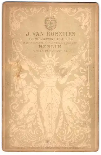 Fotografie J. van Ronzelen, Berlin, Unter den Linden 13, Heilige mit Sonnenkranz von Paar flankiert, Ornamente