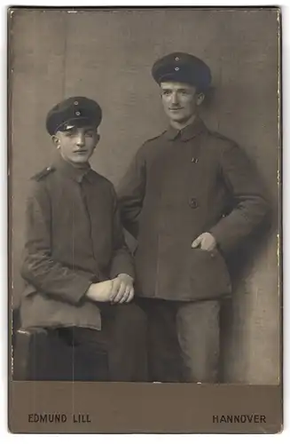 Fotografie Edmund Lill, Hannover, Portrait zwei Soldaten in Feldgrau Uniform mit Verwundetem Abzeichen in schwarz