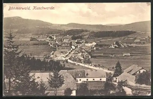 AK Kuschwarda /Böhmerwald, Gesamtansicht vom Ort mit Bergen