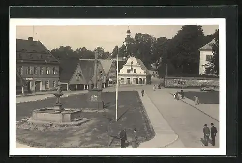 AK Rokitnitz / Rokytnice v Orlickych Horach, Platz mit Apotheke und Geschäft von Franz Exner-Christens Wwe.