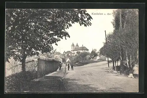 AK Adler Kosteletz / Kostelec nad Orlici, Strassenpartie mit Blick zur Kirche