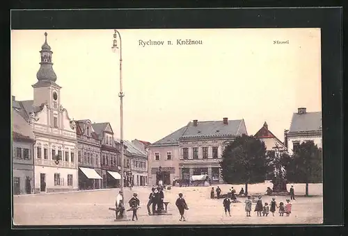 AK Rychnov n. K., Námesti, Kinder auf dem Marktplatz