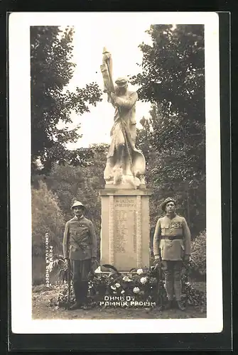 AK Ohnisov, Pomnik Padlym, Soldaten in Uniform