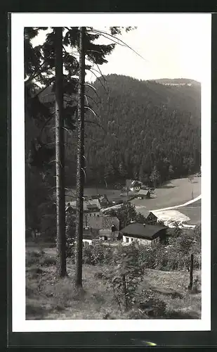 AK Destné-Zákouti, Ortsansicht mit Bergen