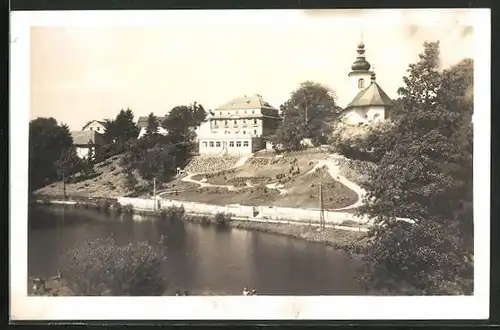 AK Rokitnitz / Rokytnice v Orlickych Horach, Uferpartie mit Kirche