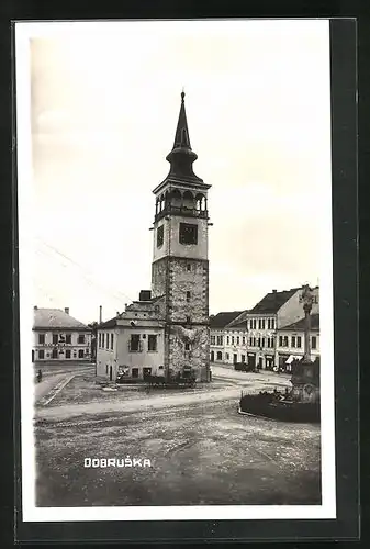 AK Dobruska, Strassenpartie mit Turm und Hotel, Namesti