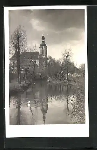 AK Mezirici v Cechách, Uferpartie mit Kirche im Frühjahr