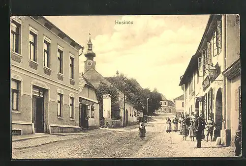 AK Husinec, Strasse mit Kirche im Ortskern