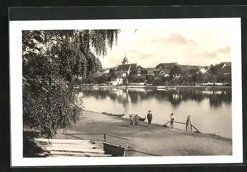 AK Týn n. Vlt., Kinder am Fluss, Blick zum Ort