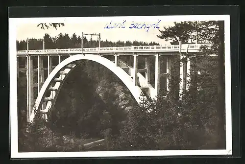 AK Lázne Bechyne, Blick auf die Eisenbahnbrücke
