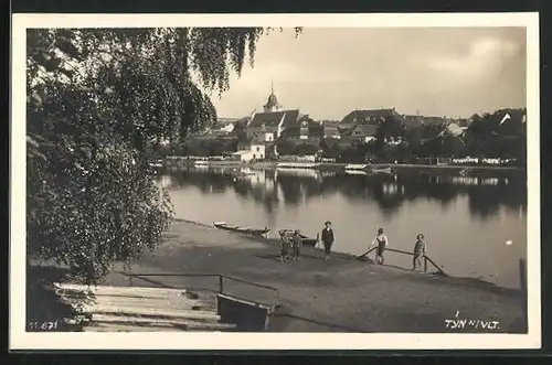 AK Týn n. Vlt., Blick über den Fluss auf die Ortschaft