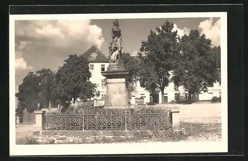 AK Jung Woschitz /Mlada Vozice, Pomnik, Denkmal im Ortskern