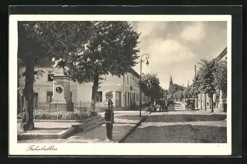 AK Fehrbellin, Strasse mit Denkmal