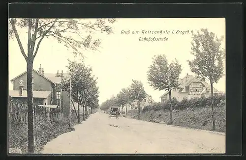 AK Reitzenhain i. Erzgeb., Bahnhofstrasse mit Kutsche