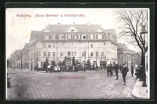 AK Radeberg, Bismarckdenkmal an der Ecke Bahnhof- und Fabrikstrasse