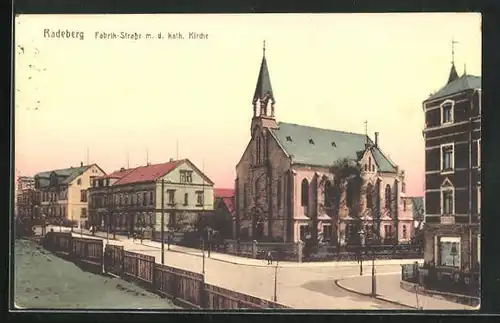 AK Radeberg, Fabrik-Strasse mit kath. Kirche